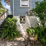That 70\'S Themed Apt Close To Coffee, Food + Shops