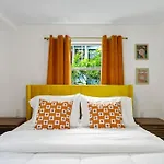 That 70\'S Themed Apt Close To Coffee, Food + Shops