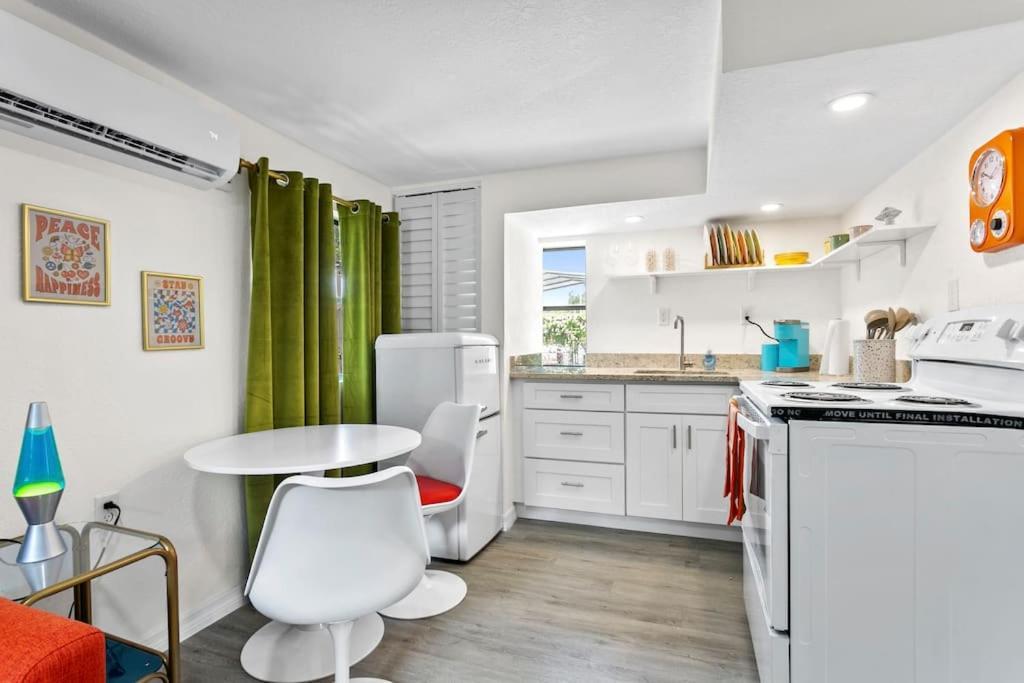 Holiday home That 70's Themed Close To Coffee, Food + Shops Tampa