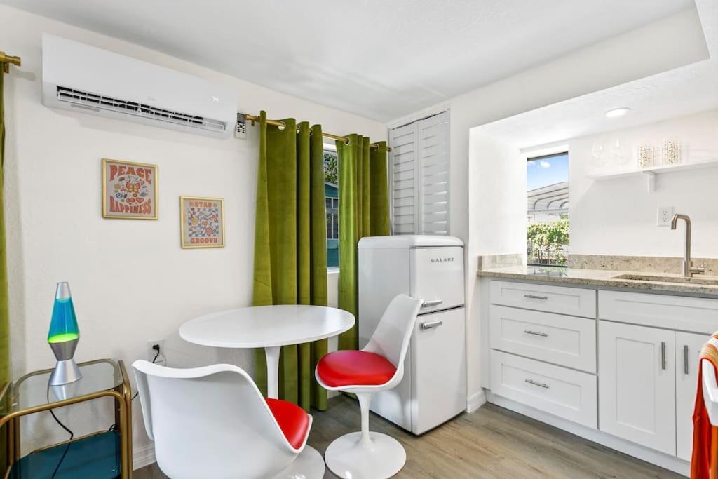 Holiday home That 70's Themed Close To Coffee, Food + Shops Tampa